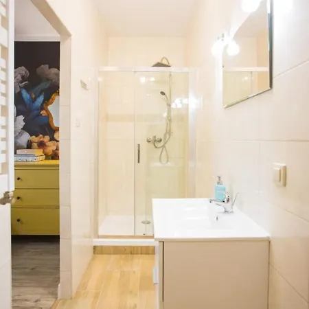 - Armii Krajowej 11 *